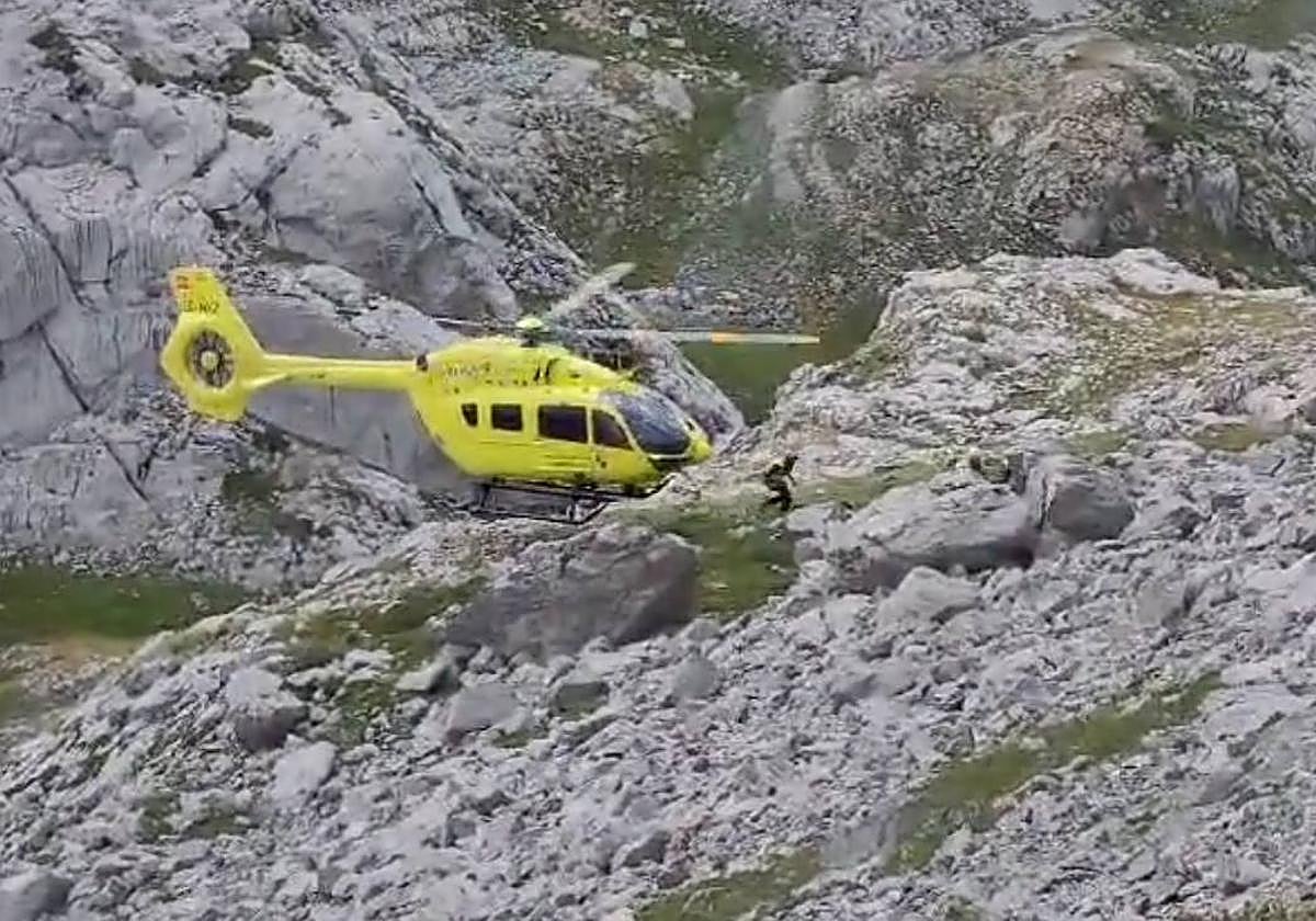Momento de la llegada de los servicios de emergencias a la zona del accidente