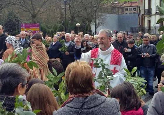 Joxan Larrañaga Urain bendice la procesión infantil durante el domingo de ramos de 2016 en Oñati, donde ejerció 11 años como párroco hasta su jubilación en 2019.