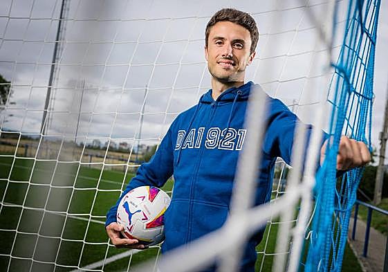 Ander Guevara posa en una de las porterías de Ibaia.