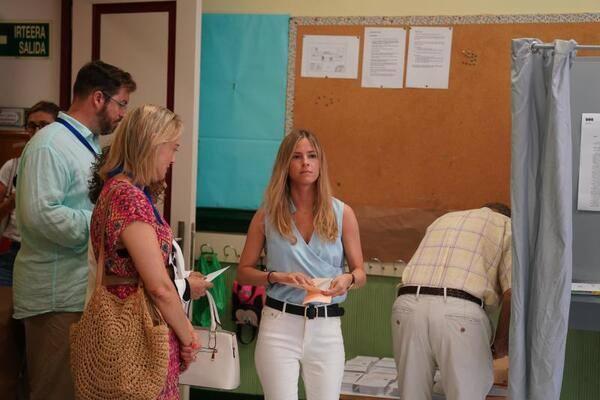 Bea Fanjul, candidata por el PP en Bizkaia, ha votado en el colegio bilbaíno de Indautxu a las once de la mañana