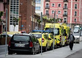 Ambulancias y vehículos de la DYA en su base en Garellano.