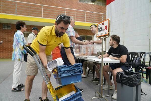 Un cartero entrega el voto por correo en un colegio de Vitoria.