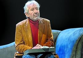 Invisible.José Sacristán en 'Señora de rojo sobre fondo gris' lleva un micrófono oculto en la chaqueta.