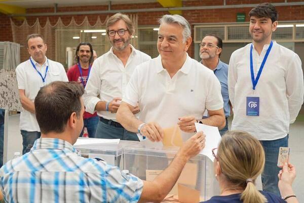 Javier de Andrés, candidato del Partido Popular por Álava, ha votado en el centro cívico Judimendi, en Vitoria, a las once de la mañana.