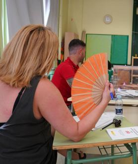 Imagen secundaria 2 - Una 'drag queen' en una mesa electoral en Madrid, una monja votando en Bilbao y abanicos por el calor en la capital vizcaína.