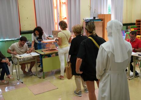 Imagen secundaria 1 - Una 'drag queen' en una mesa electoral en Madrid, una monja votando en Bilbao y abanicos por el calor en la capital vizcaína.