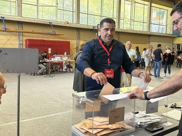 El candidato del PSE al Congreso por Álava, Daniel Senderos,ha acudido a votar en el Colegio Ángel Ganivet a las 11.30 horas. 