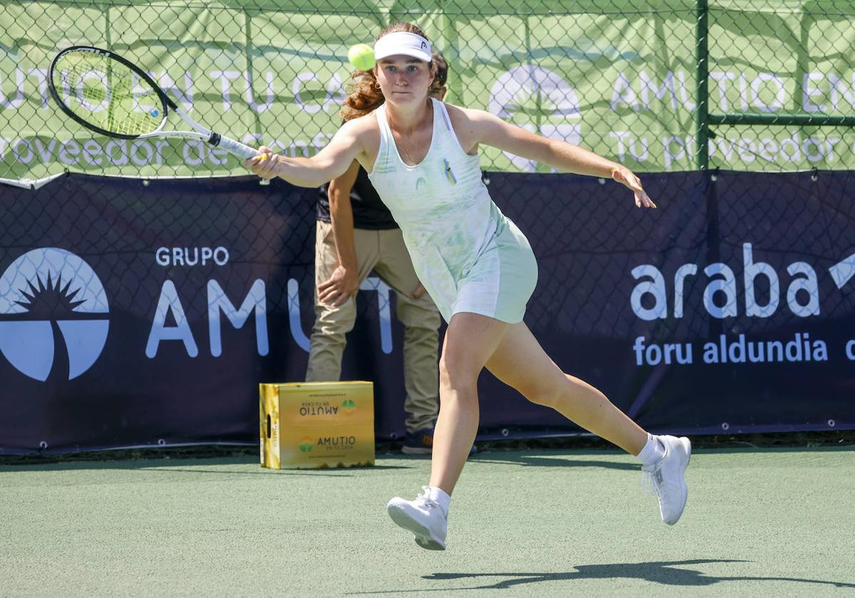 Daria Snigur devuelve un golpe en la final ante Ponchet disputada en la Peña Vitoriana.