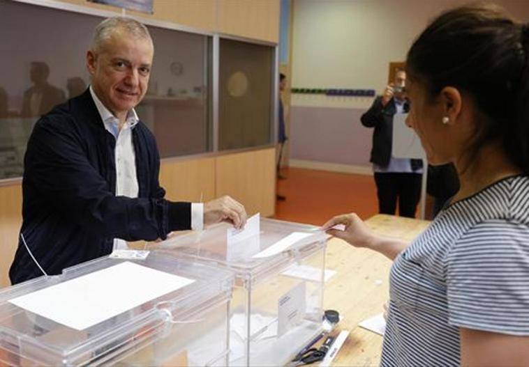 Iñigo Urkullu ha votado a las 9.15 horas en las escuelas de Zabalarra, en Durango