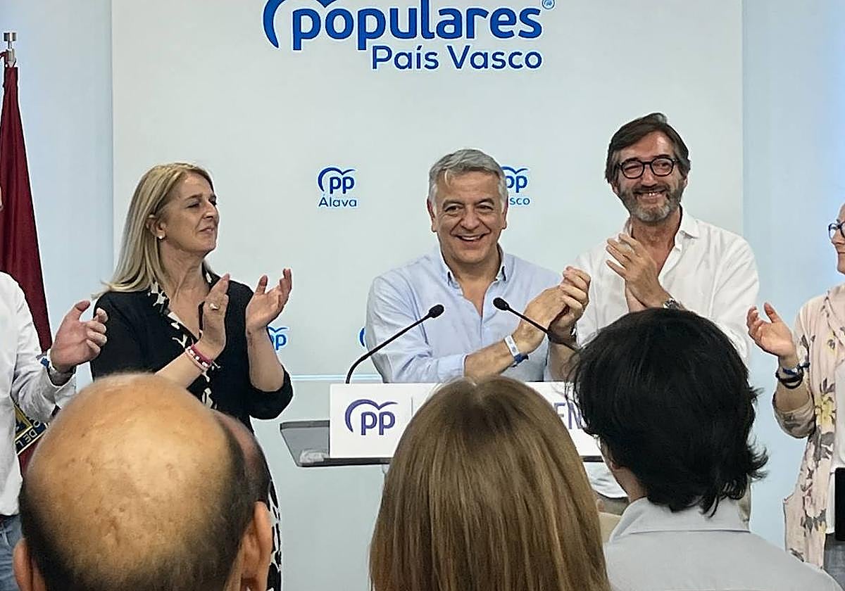 Javier De Andrés, junto a Iñaki Oyarzábal y Ainhoa Domaica, este domingo en la sede del PP de Vitoria tras el recuento.