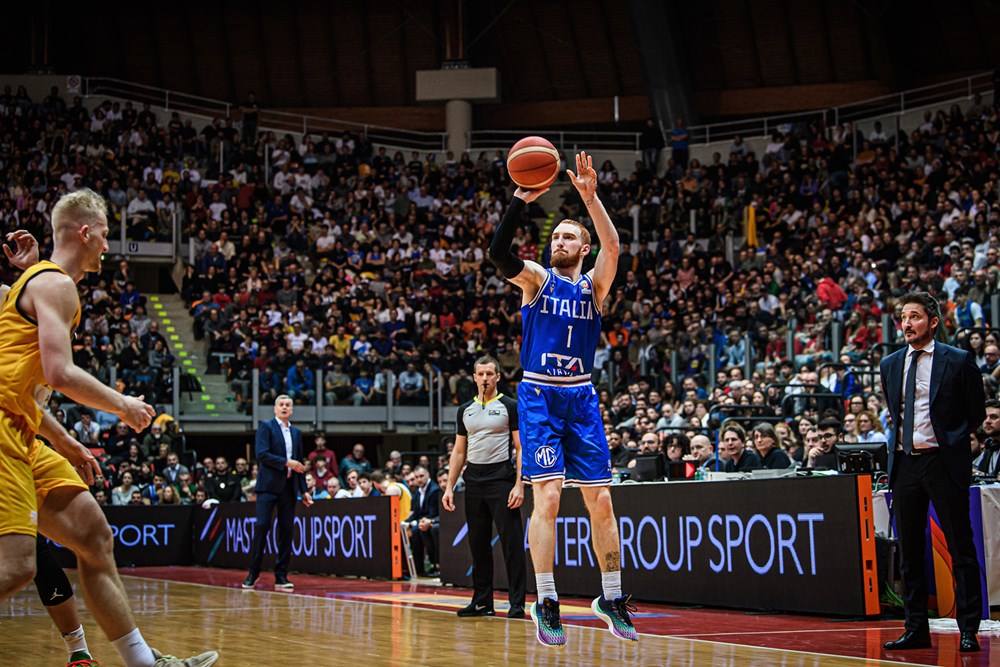 Lanzamiento en suspensión de Mannion en un duelo con la selección italiana.