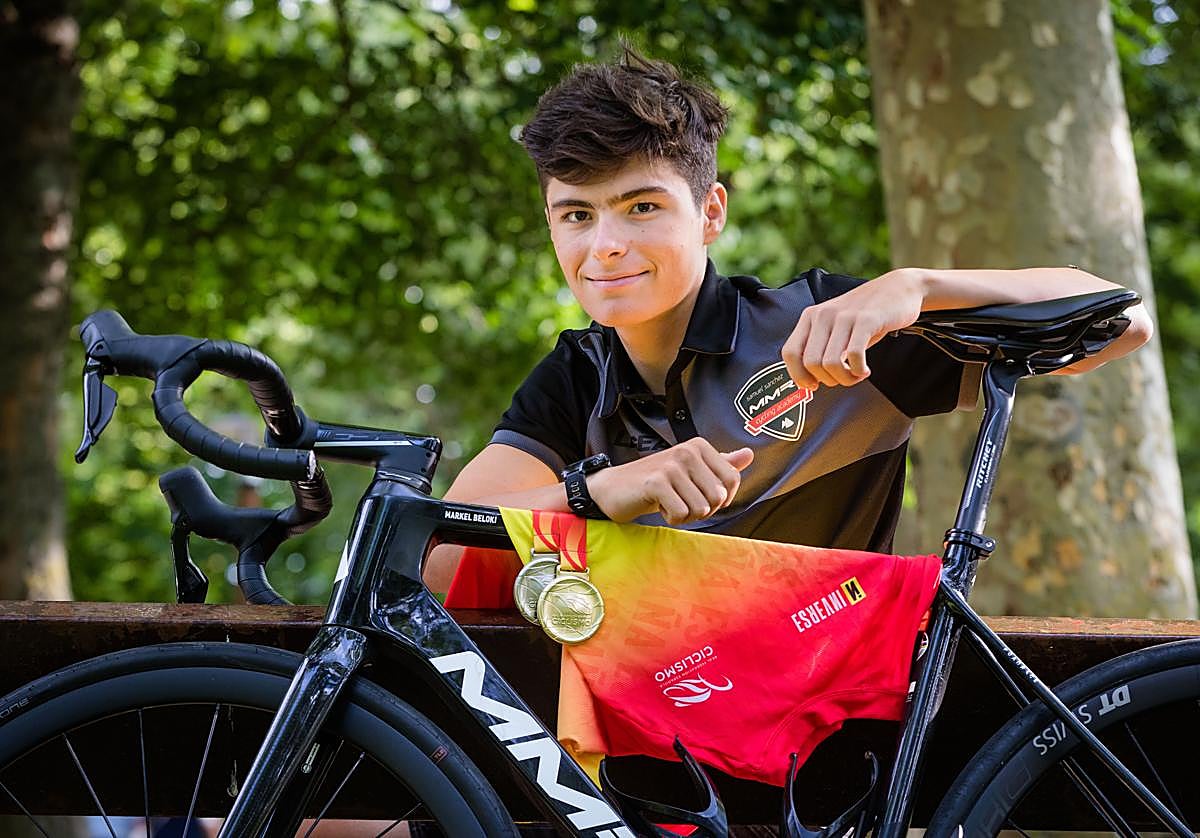 Markel Beloki posa con las medallas del campeonato de España.