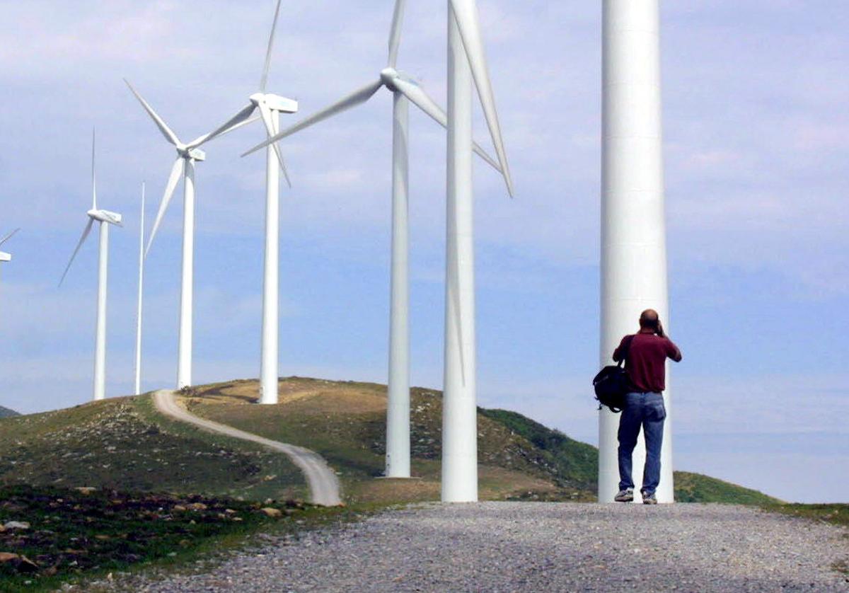 Varios aerogeneradores como los de la imagen, en el monte Oiz, podrían instalarse en Alonsotegi.