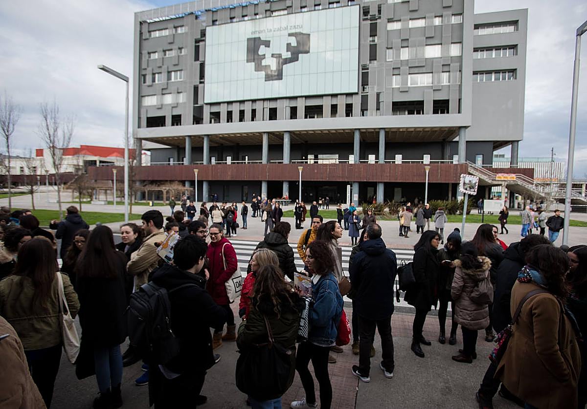 Alumnos de la UPV/EHU en el campus de Leioa.