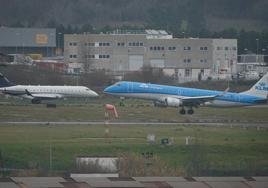 Dos aviones en el aeropuerto de Loiu