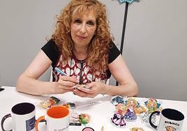 Matilde Tamayo decora la cara de una Marijaia en sus exitosos broches.