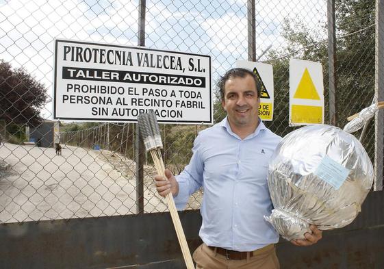 El pirotécnico Aitor Valdecantos Martínez de Lecea, en el acceso a la sede de Valecea en Berantevilla.