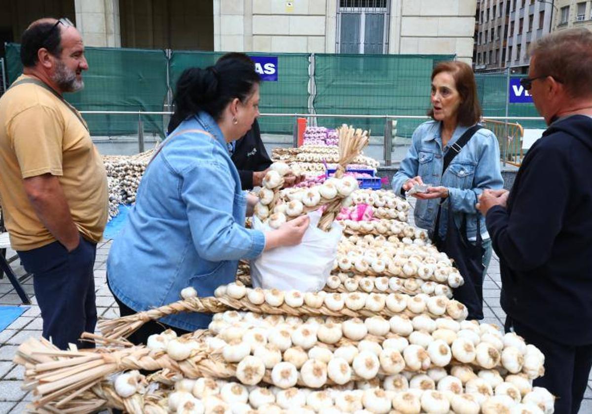 La feria de los ajos ha estrenado las ubicaciones de la plaza de la Memoria y la calle Olaguíbel.