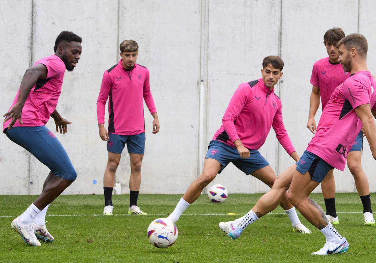 Prados, en el centro de un rondo en el que también participan Iñaki Williams, Yeray, Nico Serrano y Unai Gómez