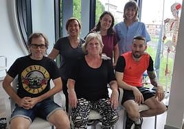 La fisioterapeuta Elena Calvo trabaja con los pacientes Jon Villanueva, Rocío Martínez, Flor Fernández, Mari Jose Egoa y Joel Orol.