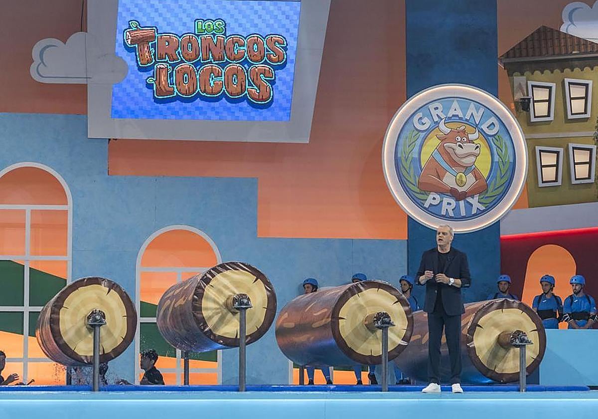 Ramón García presenta la prueba de los troncos locos.