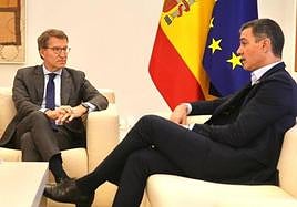 Feijóo y Sánchez, durante la reunión.