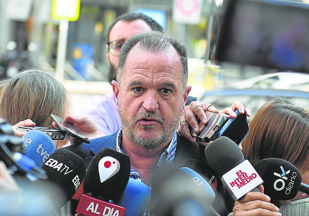 El presidente del PP vasco, Carlos Iturgaiz, a su llegada ayer a la Junta Directiva Nacional en la sede de la calle Génova, en Madrid.