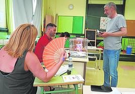 Un ciudadano vota el pasado domingo en un colegio electoral de Bilbao.