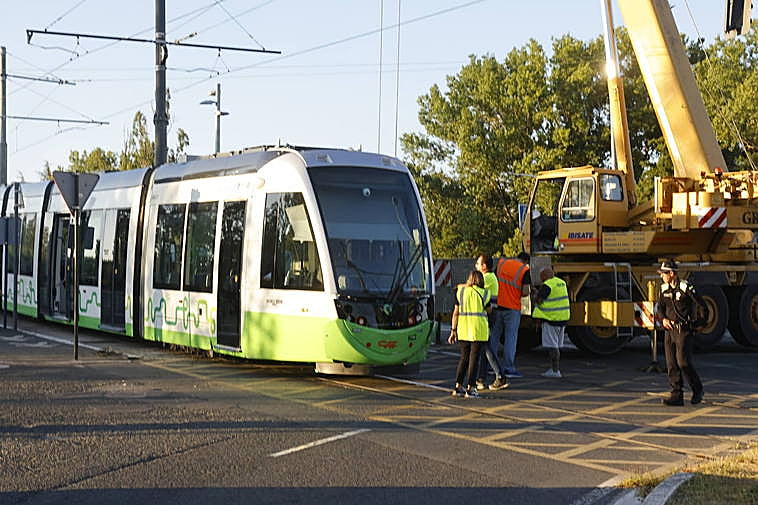 Una grúa de gran tonelaje trata de encarrilar el tranvía en la rotonda de Abetxuko.