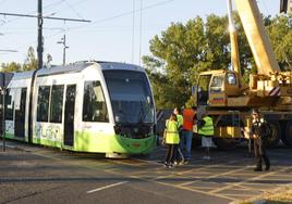 Una grúa de gran tonelaje trata de encarrilar el tranvía en la rotonda de Abetxuko.