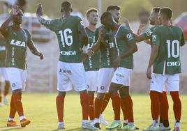 Balboa felicita a Abdallahi por construir el gol de Sylla, felicitado por el resto de sus compañeros.