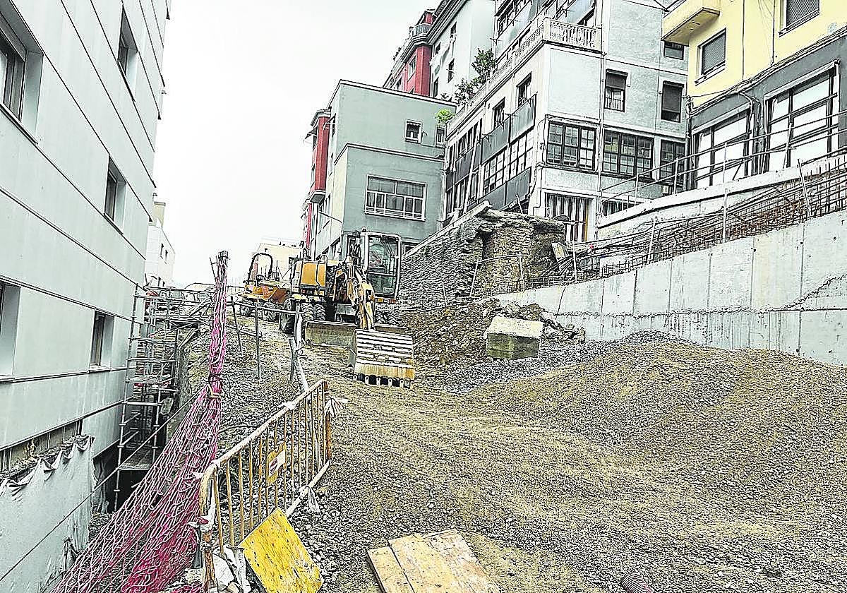 La constructora de El Casco está afrontando la mejora del acceso a la calle Jardines.