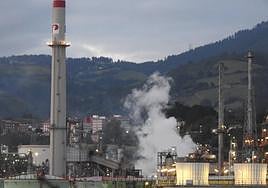 Extinguido el incendio en la planta de Petronor en Muskiz