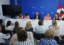 Carlos Iturgaiz, rideado de otros candidatos del PP, en la rueda de prensa de este miérooles.