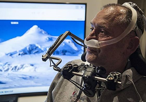 Pablo observa una de las montañas que la asociación que impulsó logró hollar, en una imagen de 2018.