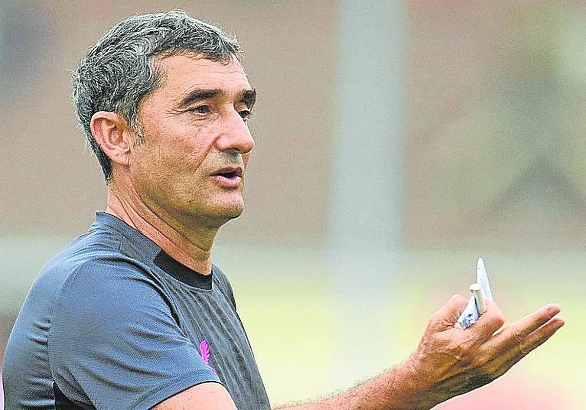 Valverde da instrucciones durante un entrenamiento.