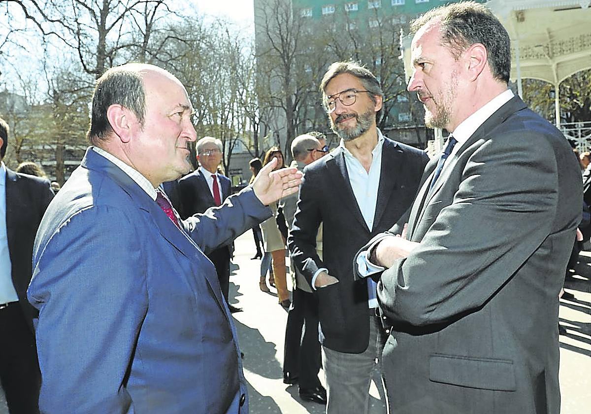 Andoni Ortuzar, Iñaki Oyarzabal y Carlos Iturgaiz conversan durante un acto en 2020.