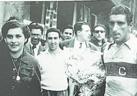 En 1950. Jesús Morales, con el ramo de vencedor.