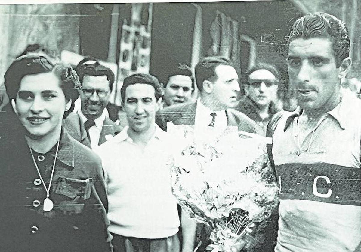 En 1950. Jesús Morales, con el ramo de vencedor.