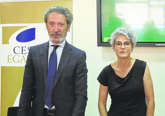 El responsable del informe, Jon Barrutia, con la presidenta del CES vasco, Emilia Málaga.