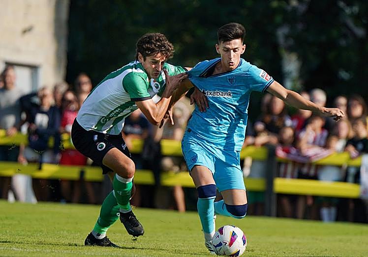 Imagen principal - Imanol García de Albéniz, Yeray y Muniain, durante el duelo ante el conjunto cántabro