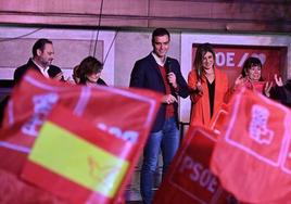 Pedro Sánchez, celebra la victoria en las elecciones ante la sede del PSOE, en la calle Ferraz de Madrid en 2019.