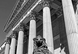 Fachada del Congreso de los Diputados de Madrid con sus emblemáticos leones.