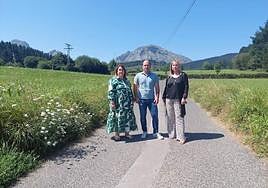El equipo de gobierno posa en la pendiente del acceso a la nueva residencia de mayores en Abadiño.