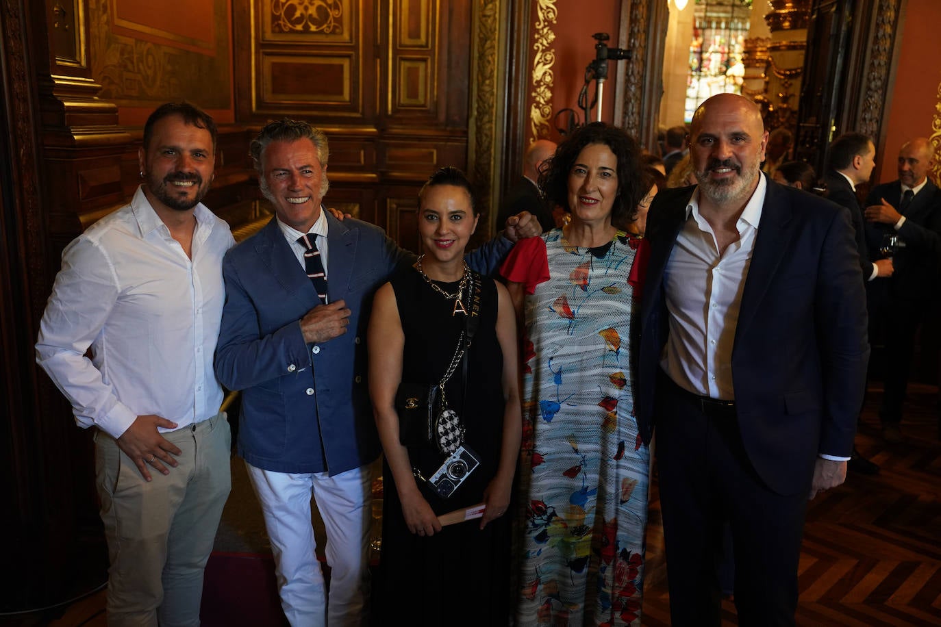 El escritor Kirmen Uribe, el pintor Ignacio Goitia, la diseñadora Alicia Rueda, la exdiputada de Cultura, Lorea Bilbao y el exalcalde de Sestao y actual director general de Administración Pública de la Diputación Foral, Josu Bergara.