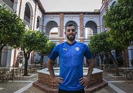 Luis Rioja, optimista sobre la nueva temporada desde uno de los patios del complejo de Villaitana.