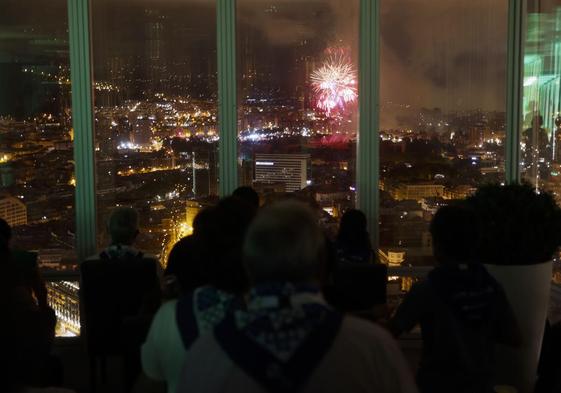 Los fuegos artificiales desde la Torre Iberdrola en las fiestas de Bilbao de 2022.