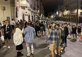 Jóvenes ajenos a la información cerca del punto donde se produjo la agresión.