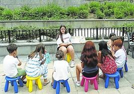 Los niños asisten cautivados al cuentacuentos en Santutxu.