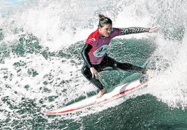 Leticia Canales surfea una ola.